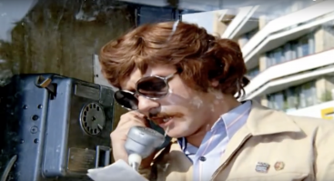 В штате Вашингтон, люди, которые приехали в штат с намерением совершить преступление, должны сначала позвонить в полицию и осведомить ее о наличии подобных планов. Причина: Закон был принят   совершенно серьёзно   чтобы уменьшить количество преступлений. Жителям других стран и штатов, совершившим преступление в штате Вашингтон, дополнительно инкриминируют и нарушение этого закона. Впрочем, объяснение целей законодателей не делает закон менее бессмысленным.