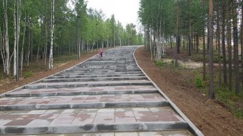 По любой из них до смотровой площадки без особого труда может добраться и мама с коляской, и человек с ограниченными физическими возможностями.
Как бы помягче сказать.... лгут!