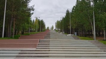 По любой из них до смотровой площадки без особого труда может добраться и мама с коляской, и человек с ограниченными физическими возможностями.
Как бы помягче сказать.... лгут!