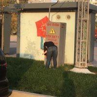 ндааа только провода тут по земле не лежат, хоть по уровень колена такой шкаф обос... нихрена не будет...