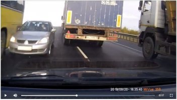 А это он неплохо умеет занимать "свою" полосу))) Ну и врать)) А потом выкладывать это видео еще))