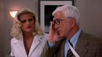 анна николь смит голый пистолет