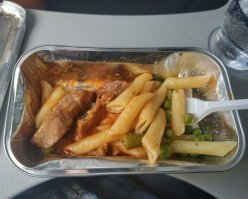 Летал уральскими в том мес. Норм еда вроде. Макарохи с говядиной, правда порция маленькая. Зарубежка, если что, 3 часа лету.