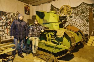 Реплику самолёта "Илья Муромец" делали знакомые из города Сертолово Ленинградской области, Александр Захаров и Сергей Маслов. В основном техника относится к периоду Первой мировой и Гражданской войн (реплик боевых машин Великой Отечественной создаётся достаточно, считают мастера). Техника участвует и в военно-исторических реконструкциях.