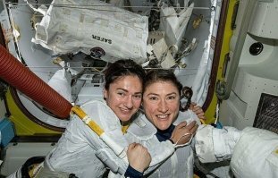 да ты глянь, там одна - как мужик, на гоблина похожа, когда без фотошопа.....
а представь себе, если она еще и улыбаться перестанет.....
.
у пиндосов даже в космос отбирают, как в Макдональдс: 
"......мы не берем в сотрудники людей с привлекательной внешностью, чтобы клиенты не отвлекались от выбора еды в заведении"....