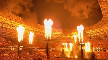 открытый огонь на концерте это очень плохо и опасно, это просто недопустимо, ни как, никогда, ни где