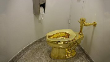 Наконец то она нашлась! Достойная задница для этого трона.