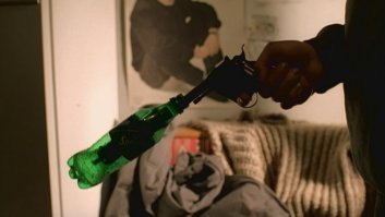 Кадр из популярного фильма конечно, но, как ни странно - вполне рабочая конструкция, вполне справляющаяся с задачей маскировки выстрела. Хоть и одноразовая. Что, в аспекте специфического применения, вполне оправдано.