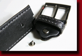 Вообще-то ремень обычно укорачивается с другой стороны. Получается абсолютно не видно.