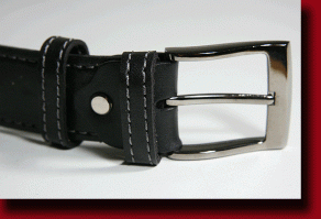 Вообще-то ремень обычно укорачивается с другой стороны. Получается абсолютно не видно.