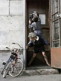 Ежедневный ритуал. Позвонить маме на работу за 2 копейки.
Да хрен там! Глупости народ пишет. Маме на работу позвонить невозможно было в 60-70х (судя по фото). На больших предприятиях телефоны были в отделе и по ерунде не подзывали. Потом запомнить номер и найти 2 коп. та еще песня. 
В телефоне-автомате можно было бесплатно узнать время, что бы понять сколько еще гулять. 08 вроде.
