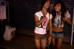 «А что та слева плачет? Да говорит, что на прошлой работе была правой рукой Короля »