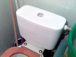У меня стоит пластиковый. Скорее всего полипропиленовый. Ставил в 2009-ом. До сих пор стоит. Он лёгкий, прочный. На вид - как фаянсовый. И дешёвый вроде был тогда. Покупал в СПб.