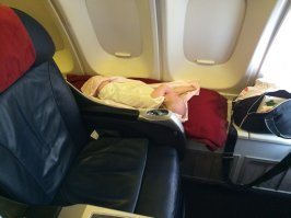 Меня больше вырубают родители с маленькими детьми, которые ов первых берут детей в долгие авиаперелёты, где дети своим вечным плачам не дают нормально расслабится другим пассажирам, так ещё и ухитряются менять им подгузники не в кабинке туалета, а прям у себя на коленях, расточая ароматы кала и мочи по салону. Надеюсь когда-нибудь авиакомпании сделают отдельный класс (герметичную звуконепроницаемую капсулу), куда безапелляционно будут сажать всех пассажиров с детьми до 12 лет, чтоб они там своей атмосфере криков, вони, блювоты - ехали и варились в собственном соку, успокаивая друг дружку словами "Этожеребёнок". 
А муж просто постиранные носочки повесил, не сильно красиво, но и не самое страшное что может случится в перелёте.
Вообще было бы не плохо разработать систему репутации для пассажиров, елси человек летает часто, его данные есть у авиакомпаний, и допустим он накидался как свинья и докучал соседям в перелёте, которые после приземления в специальном мобильно приложении выставили ему штрафные балы с указанием причины, и если эти причины совпадают с жалобами стюардесс, что пассажир получает статус "быдло" и летает в спец капсуле вместе с яжемамками, или просто если человек нахапал определённое количество минусов в карму за 5 полётом, то там уже без разбирательств его переводят в загон для скота, пускай они вместе там парятся.