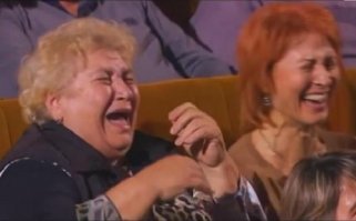 Видео: парень решил разыграть свою мать и напугал ее не на шутку