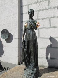 Становитесь в очередь. А грудь уже блестит.