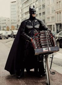 А что тут такого? БэтКрепость Сама себя не построит!