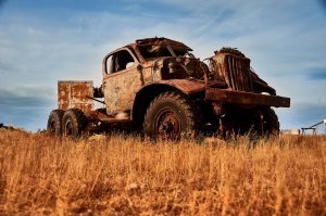 если фотом хороший кадр не сделаешь - то сколько угодно картинку фотошопь - шедевра не получится! Надо еще в процессе съемки понимать - что должно получиться.
исходник и варианты обработки