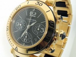 У нее на руке Cartier Pasha de Cartier Small Model Watch за 123 000 $