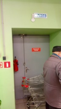И еще вопрос, почему согласно фото на некоторых контейнерах имеются закрытые навесные замки.

Источник:  © Fishki.net

Потому что в России всегда так. Аварийные выходы так же закрывают амбарными замками, огнетушители под ключ и т.д.
