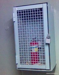 И еще вопрос, почему согласно фото на некоторых контейнерах имеются закрытые навесные замки.

Источник:  © Fishki.net

Потому что в России всегда так. Аварийные выходы так же закрывают амбарными замками, огнетушители под ключ и т.д.