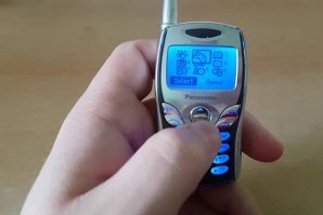 В свое время (начало 2000х) шла миниатюризация телефонов - все производители старались сделать телефон как можно меньше. Рекордсменом был Панасоник GD55 (см. фото), тогда же появилась поговорка - мужчины меряются всем, у кого что больше и лишь мобилой, у кого меньше :)