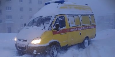 Почему, говоря "Газель", автор ограничивается грузовиком. Ясно, что 25 лет. Но. Рассажу о 
Не секрет, что 110% машин скорой помощи - из семейства ГАЗелей-микроавтобусов (соболи, баргузины).
Лет 5 назад в Нижегородской области были жестокие пожары. Горело половина области. Леса. Деревни и маленькие посёлки выгорали за сутки. Тогда для области городом были выделены машины скорой помощи. В городе по последнему слову моды переходили на фольксвагены. Со всеми наворотами. Но эти машины доезжали только до конца асфальта, а дальше по грунтовке и просто просёлку уже ехали родные Газельки.
у меня деревня в Воскресенском районе (НН), и родители меня периодически посылали туда проведать родственников.
Идём мы с братом в деревню, стараемся обходить очаги пожара стороной. И тут слышим - в лесу какое-то урчание-сопение. Думаем - ну всё, либо огонь медведя гонит, либо кабана (оба удовольствия так себе). Чуток испугались. И тут видим - Газелька скорой помощи. Через заросли. Просеку себе прокладывает. Молодые деревья снося как за нехер. Хрюкает скорая, пыхтит - но едет. В машине два мужика - водила, в одних шортах, и фельдшер - в семейниках и халате.
- Где Натальевка?
- Так вон, трубу видишь - она.
Вдогонку им кричу - там овраг, не проедите. Не угадал. Гляжу - уже на той стороне оврага.
И знаете, я не сентиментальный, но чего-то за машину такой патриотизм пробил. Сколько этих машин жизней спасли.
И за двух мужиков-медиков, которые в жару и пожар сквозь посадки ехали в какую-то деревушку, спасать бабку.