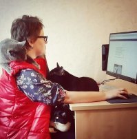 Наши настолько социальные, что покоя от них нет вообще - постоянно на плечах, на коленях, всегда рядом. Ещё попробуй сделать фото без них - почти всегда в кадр попадают :)