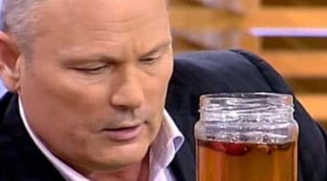 И сестрёнка евоная  супругом