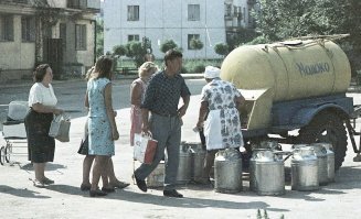 Меня всегда поражали люди приводящие фото этих очередей и трындящие про " с 4 утра с бабушкой ..." -  именно эту фразу я слышу по нескольку раз в год, такое чувство, что вся демшиза стояла в одной какой то очереди созданной специально для них. 

"Но вот же очередь на фото, ты что не видишь!?"(с) - конечно вижу и долго недоумевал ОТКУДА!? Пока не вспомнил - обеденный перерыв ...все банально просто, в каждом советском магазине был ОБЕДЕННЫЙ ПЕРЕРЫВ потому, что продавцы тоже люди и должны нормально питаться. Именно за этот час и собиралась очередь в 10- 20 человек.

А я ходил в магазин с бидоном после школы в 13-15 часов дня и поэтому спокойно избегал таких очередей -