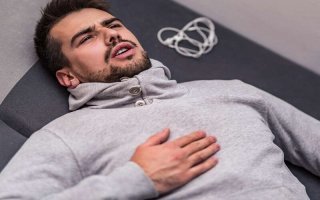 Может он много вые**бывался и пропустил по ребрам? Поэтому болит.