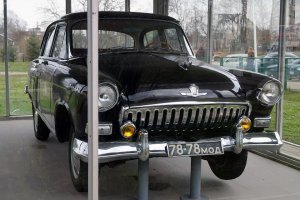 Гагарина, кстати, в свое время затравили из-за этого подарка.
Вручался подарок экспромтом, Гагарин откровенно растерялся и взял время на консультацию с представителями ЦК КПСС (которые тоже были в составе делегации), совместными усилиями решили подарок принять, что-бы не обижать дарящую сторону.

После чего на Гагарина обрушился шквал критики от болгарских коммунистов, типа "как он посмел взять что-то от капиталистов" Не легче ему было и в СССР.
Тогда автомобиль был явной роскошью, а в семье Гагарина их оказалось аж два (накануне Гагарину подарили "Волгу").
Вообщем не выдержал первый в мире космонавт и передал авто в местный музей.

Так-что про "Любимый автомобиль Юрия Гагарина" - автор поста, явно поторопился.

Любимым авто у Ю.А.Гагарина была, все-таки, "Волга".
За нее, по крайней мере, не нужно было регулярно оправдываться.