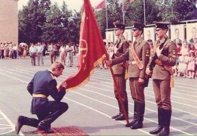 Б*я позорище, встал на колени перед знаменем, не мужик, не достоин звания офицера!!!
Преклонить колено и встать на колени, чувствуется разница?