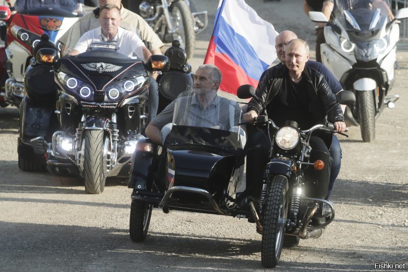 Медведев хотя б  за рулем ремень безопасности накидывает, Путин даже в таких мелочах закон нарушает....