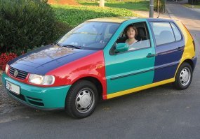 А что тут необычного? У vw гольфики с завода в такой раскраске были. Арлекин назывались.