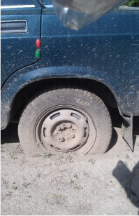 А у нас во дворе есть машина.... нет, не одна....
И все стоят, хоть и писали такие же записки