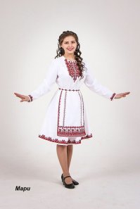 Странно, что орнаменты вышивки у марийцев практически ничем не отличаются от наших чувашских (мы соседи через Волгу).  Но это возможно просто современные интерпретации. 
На фото девичий костюм. Главное отличие от женского - в головном уборе.