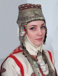 Странно, что орнаменты вышивки у марийцев практически ничем не отличаются от наших чувашских (мы соседи через Волгу).  Но это возможно просто современные интерпретации. 
На фото девичий костюм. Главное отличие от женского - в головном уборе.