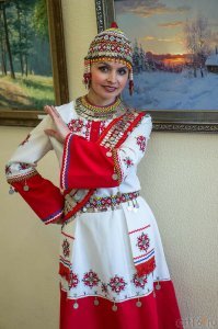 Странно, что орнаменты вышивки у марийцев практически ничем не отличаются от наших чувашских (мы соседи через Волгу).  Но это возможно просто современные интерпретации. 
На фото девичий костюм. Главное отличие от женского - в головном уборе.