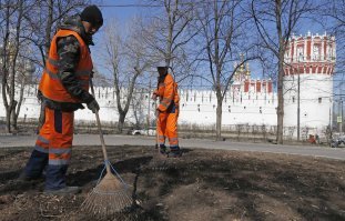 Ну, вбросы для тех, кто нигде не бывал или бывал, но из автобуса не выходил. Причём делается намеренно, наберите в Гугл картинки Будущее России и сравните с Яндексом. Общий негативный имидж, который с треском рушится, потому как многие как мы проехали по меньшей мере половину мира и после засыпанной бычками Франкфуртской остановки что-то в чистоту и аккуратность немцев (природную, не по штрафам) верить перестаёшь. Когда арабы, мальдивцы, индонезийцы, филлипинцы говорят кидай пустую бутылку в воду/джунглях, ребята из Сургута уже давно на них смотрят как на сумасшедших (хотя сами и засерают тайгу и лес с водами активно у нас). Человеки они везде одинаковые, хоть в Йоханнесбурге, хоть в Сингапуре, хоть в Тюмени - отпусти городское хозяйство и распусти граждан отсутствием штрафов и пропаганды не гадить по городам и лесам - засрут всё. Мне так пришлось из "элитного дома" сбежать: сначала появились средние азиаты на сьёмных квартирах и запах самсы, потом тараканы и крысы, а потом трубы стало прорывать, потому как УК только деньги собирала, а делать ничего не делали и на десятый год дом превратился в пошарпанную многоэтажку советского разлива. А что они, коллега, с пл. Сталинград сделали! Как говорит один мой знакомый фехтмейстер: я люблю Европу двадцать лет назад.