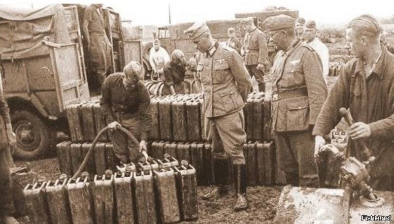 На самом деле вариантов было мама не горюй. Но пришли к такому виду к концу войны все, ибо удобно. У самого такая, только пластиковая валяется в багажнике.