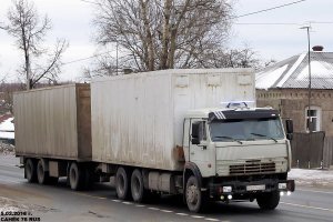 на эти камазы тонн 20 грузят и в прицеп столько же))