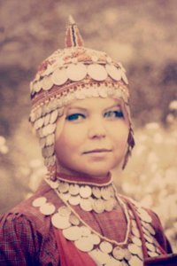 чувашку какую-то бедную подобрали, у меня у бабушки хушпу было полностью усеяно серебряными монетками. а после революции этого ничего не осталось, + нательные украшения тоже все в монетках, вес всего этого нереален