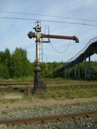 Ну, бездействующие краники я еще в 70-е видел, особенно на небольших станциях. Да и стоянки были тогда подольше, дабы паровозы загрузились углем и водой. Из таких вот краников