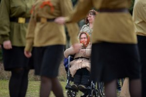 Люди! Ваши мозги поразил какой то вирус? Яблочный? При чем здесь "на айфон"?!
Ну вот причем?!!! Какая нахрен разница, на что именно они сделаны? Да хоть на камеру-обскуру, через дырку в анусе на вставленную в зад светочувствительную пластину (а что, напугал человека-камеру - очко сжалось, освещенность уменьшилась, ношпы дал, освещенность увеличилась  ).
Главное - чтобы фотографии были хотя бы выразительны, чтобы глядя на них хоть о чем то задумывался созерцатель. 
А тут какие то как попало выхваченные кадры.
Настоящий фотограф даже так называемое "быдло" в вытрезвителе живописно снимет :), и в других местах "подловит" момент, на крайняк постановка на фоне реальности.