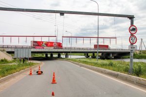 С "Мостом глупости" не все так просто.
Там и ограничители стоят (их сносят по нескольку раз в месяц) и знаки (несколько) и плакат висит.
Со стороны въезда он выглядит вот так: