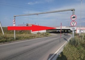 С "Мостом глупости" не все так просто.
Там и ограничители стоят (их сносят по нескольку раз в месяц) и знаки (несколько) и плакат висит.
Со стороны въезда он выглядит вот так: