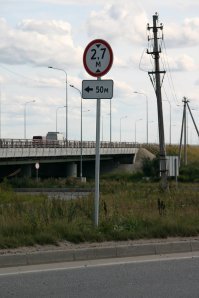 С "Мостом глупости" не все так просто.
Там и ограничители стоят (их сносят по нескольку раз в месяц) и знаки (несколько) и плакат висит.
Со стороны въезда он выглядит вот так: