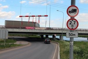 С "Мостом глупости" не все так просто.
Там и ограничители стоят (их сносят по нескольку раз в месяц) и знаки (несколько) и плакат висит.
Со стороны въезда он выглядит вот так: