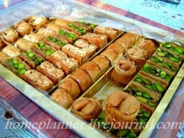 Во первых: как и во всякой эмигрантской стране, в Израиле полно национальных ресторанов, относящихся ко всем местам массового исхода. Я даже знаю, где в Тель Авиве можно поесть настоящий борщ.
Но если говорить о национальной Израильской кухне - то это мясо, жаренное на гриле. В основном используется мясо индюшки и говядина. Реже - баранина. Шаверма - частный случай. Не совсем гриль, но очень близко.
Хумус - такой белый соус. Основной инградиент - молотые бобовые. Его очень любят пихать в шаверму вместо маянеза. Маянез не используют.
Тхина отличается от хумуса консистенцией. Она более жидкая. Амба кислая, островатая и желтого цвета.
Фалафель - жареные в кипящем масле шарики, диаметром три сантиметра. Материал - манка, смешанная с мелко порубленной зеленью.
Ирусалимская смесь - дешевая альтернатива мясу. Включает куринные сердца, желудки и что-то еще. Вроде печень. Способ приготовления тот-же.
Дисертов национальных нет. То, что есть заимствовано у арабов. Смотри картинку.
Рогалики, которые сверху на картинке - это заимствование из европейской кухни.
Гарнира к мясу почти не подают - ограничиваются салатами.